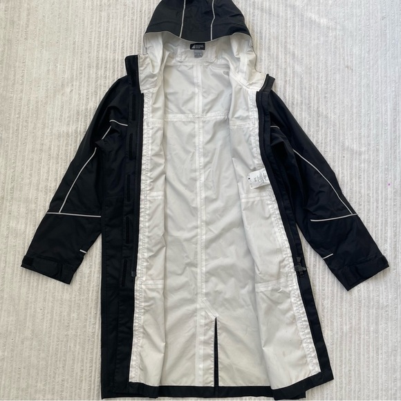 MEC Women’s Waterproof Black Outdoor Raincoat - Picture 4 of 8